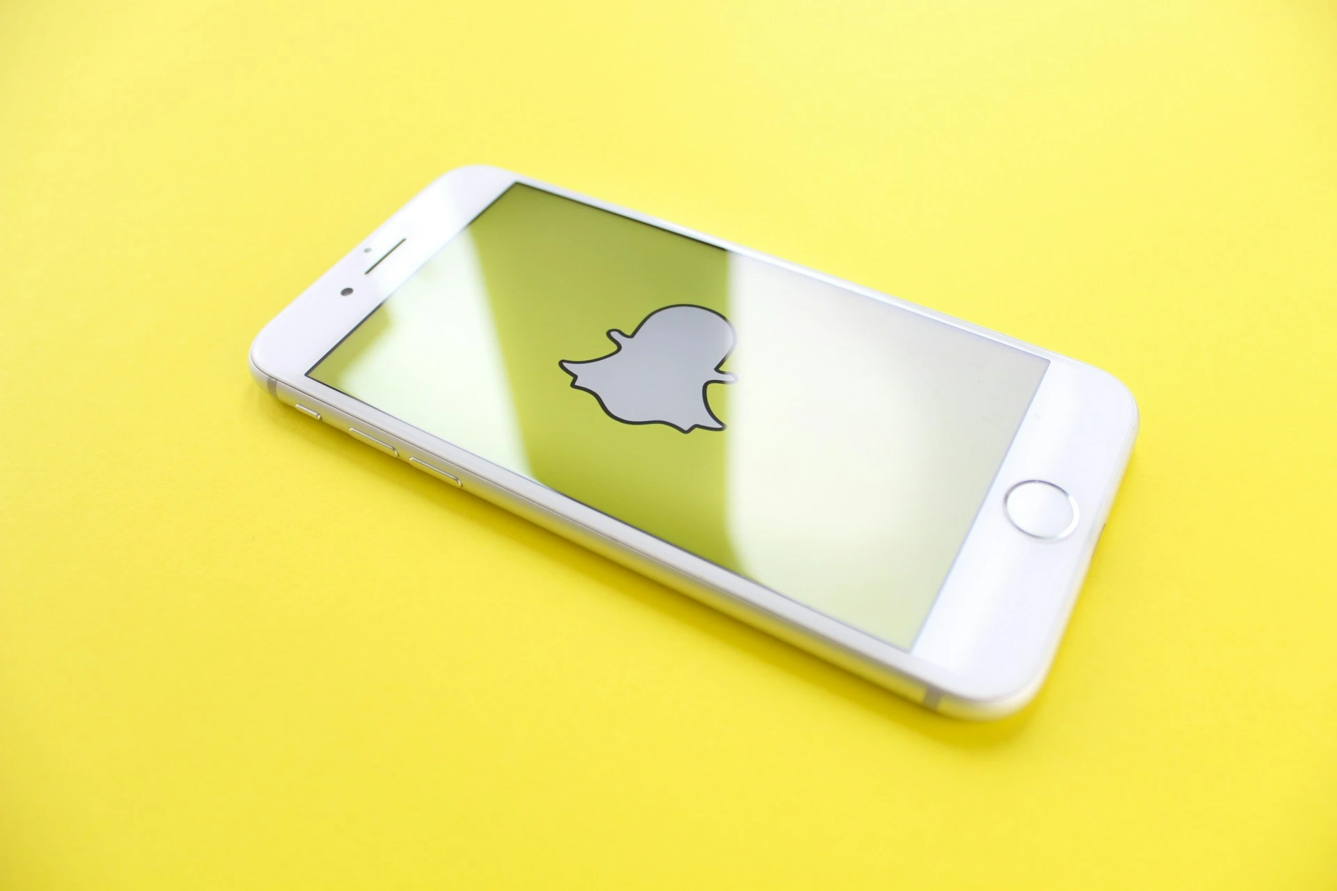 Snap Обявява Големи Промени в Snapchat и Нови AR Очила