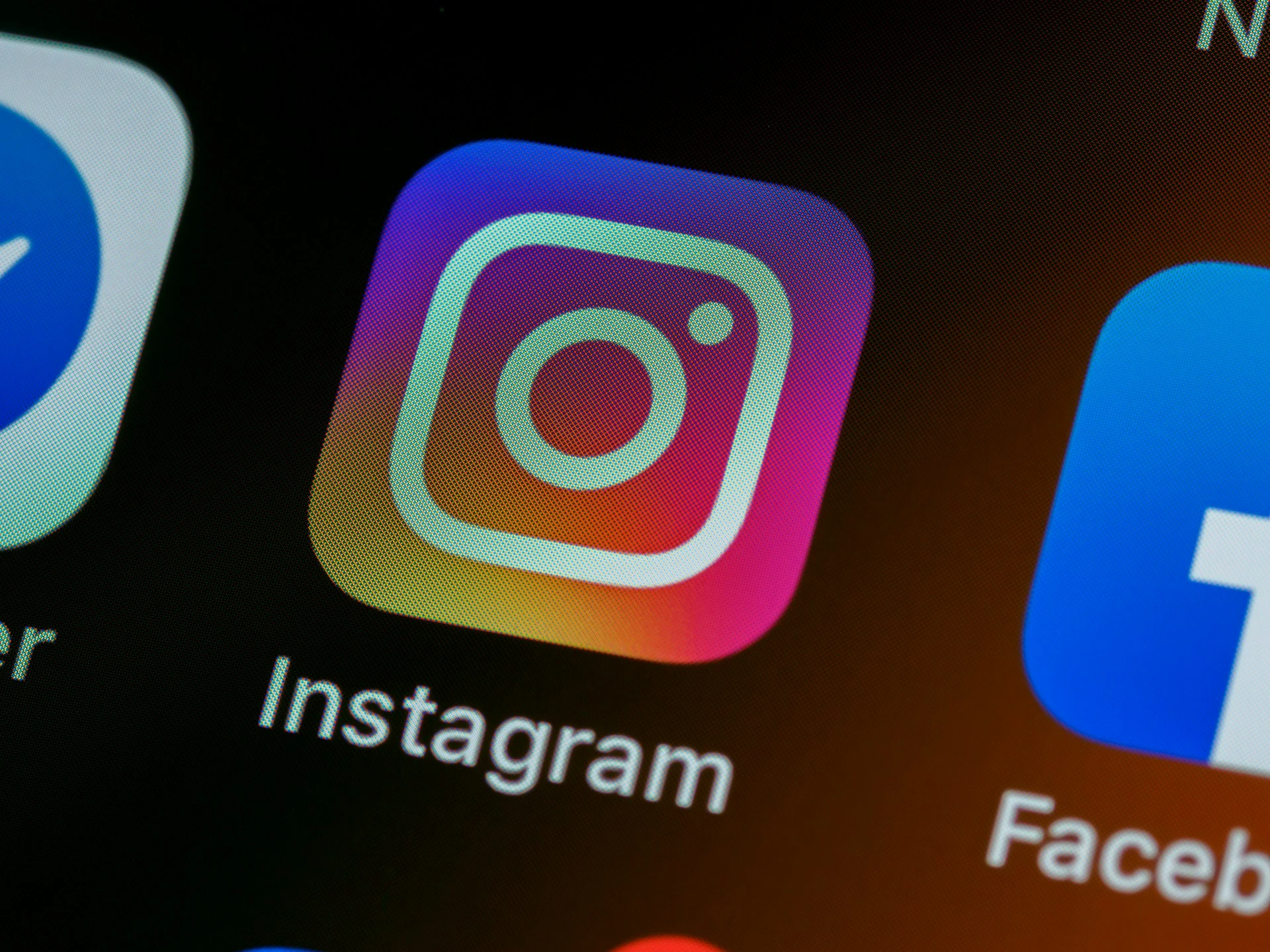 Meta съкращава служители от множество отдели, включително Instagram и WhatsApp