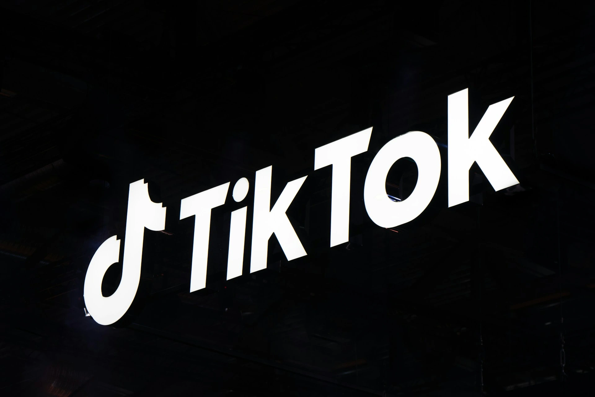 TikTok уволнява стотици служители в промяна, свързана с модерацията на съдържанието чрез изкуствен интелект