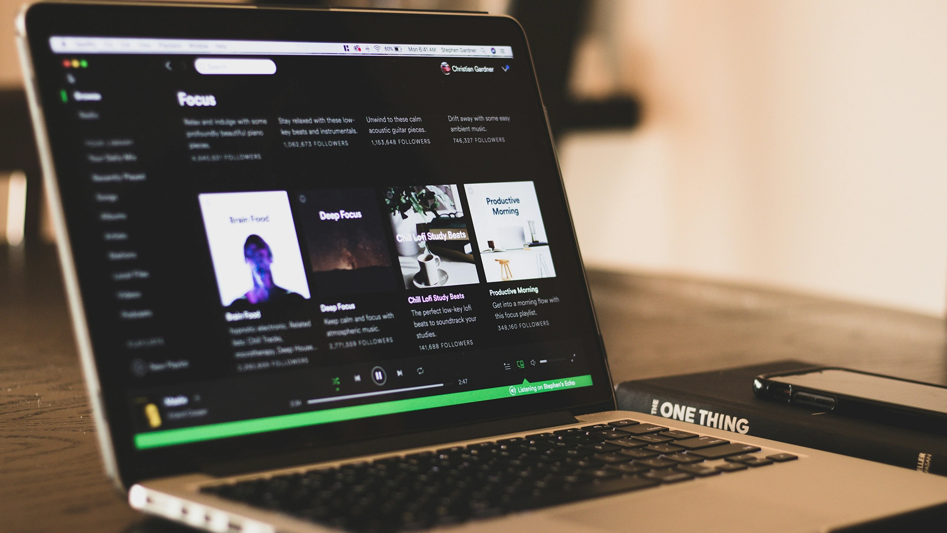 Spotify публикува песни, генерирани от изкуствен интелект, под имената на починали артисти без разрешение